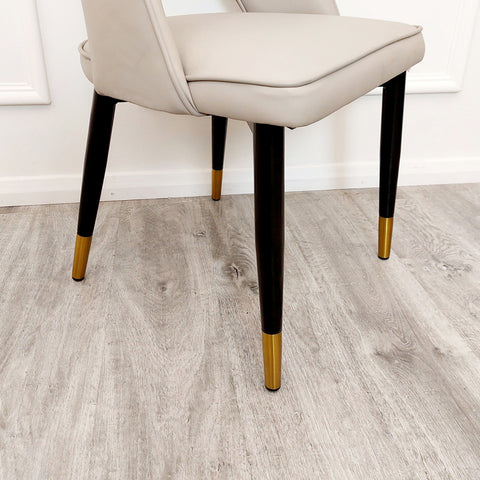 Minimalistic Scandinavian Style Dining Chair with Curved Back and Plush Velvet