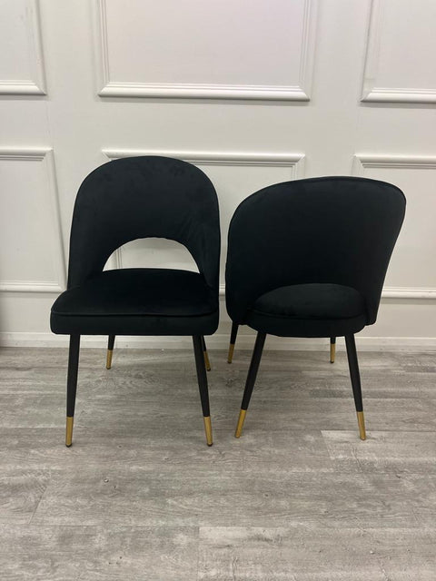 Minimalistic Scandinavian Style Dining Chair with Curved Back and Plush Velvet