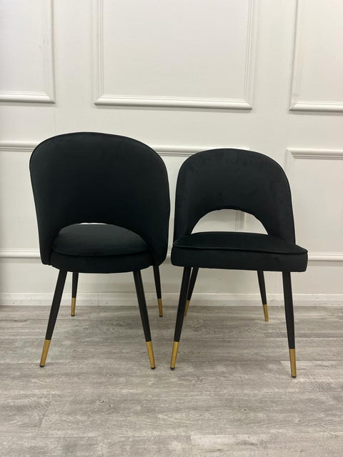 Minimalistic Scandinavian Style Dining Chair with Curved Back and Plush Velvet