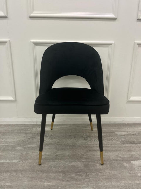 Minimalistic Scandinavian Style Dining Chair with Curved Back and Plush Velvet
