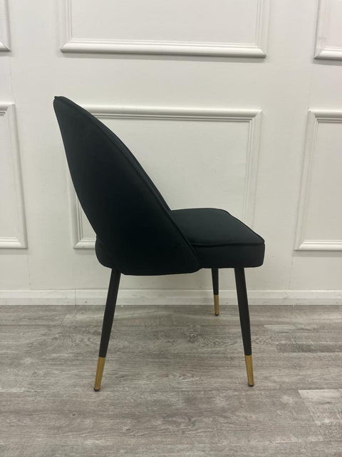 Minimalistic Scandinavian Style Dining Chair with Curved Back and Plush Velvet