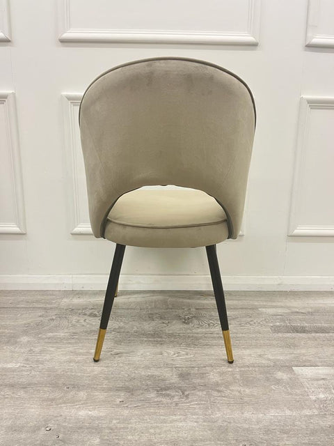 Minimalistic Scandinavian Style Dining Chair with Curved Back and Plush Velvet