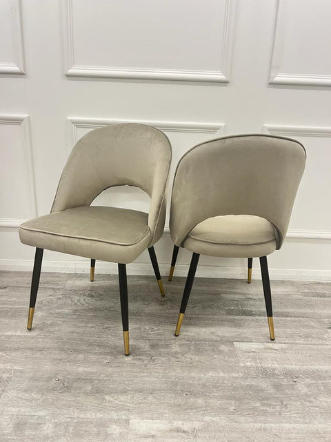 Minimalistic Scandinavian Style Dining Chair with Curved Back and Plush Velvet