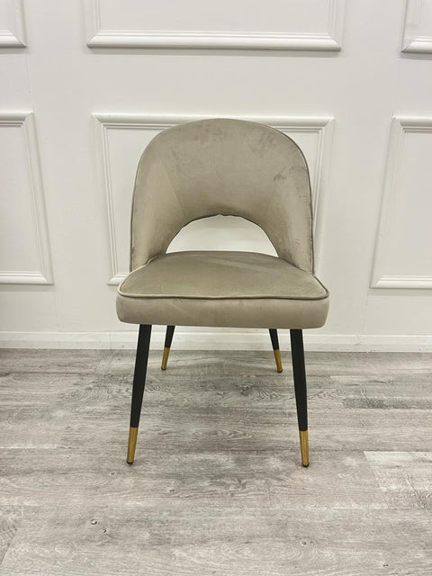 Minimalistic Scandinavian Style Dining Chair with Curved Back and Plush Velvet
