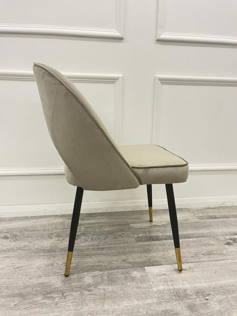 Minimalistic Scandinavian Style Dining Chair with Curved Back and Plush Velvet