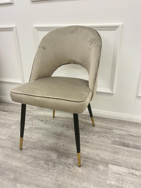 Minimalistic Scandinavian Style Dining Chair with Curved Back and Plush Velvet