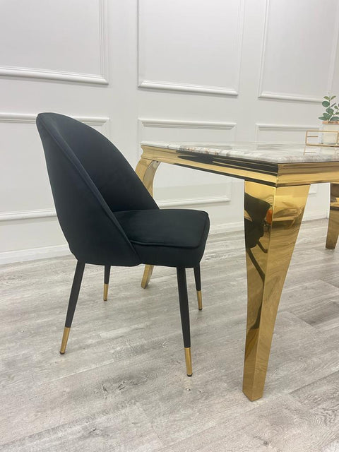 Minimalistic Scandinavian Style Dining Chair with Curved Back and Plush Velvet
