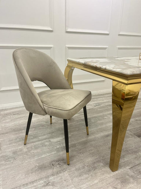 Minimalistic Scandinavian Style Dining Chair with Curved Back and Plush Velvet