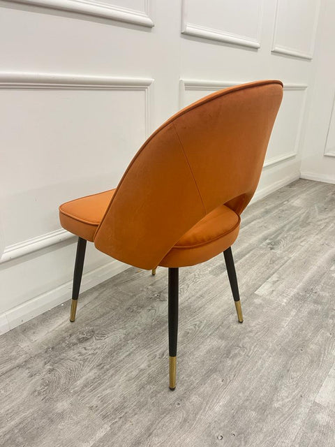 Minimalistic Scandinavian Style Dining Chair with Curved Back and Plush Velvet
