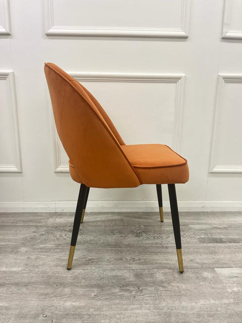 Minimalistic Scandinavian Style Dining Chair with Curved Back and Plush Velvet