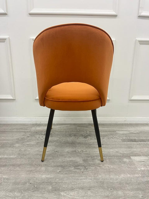 Minimalistic Scandinavian Style Dining Chair with Curved Back and Plush Velvet