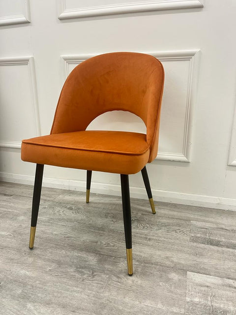 Minimalistic Scandinavian Style Dining Chair with Curved Back and Plush Velvet