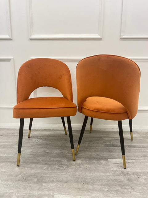Minimalistic Scandinavian Style Dining Chair with Curved Back and Plush Velvet