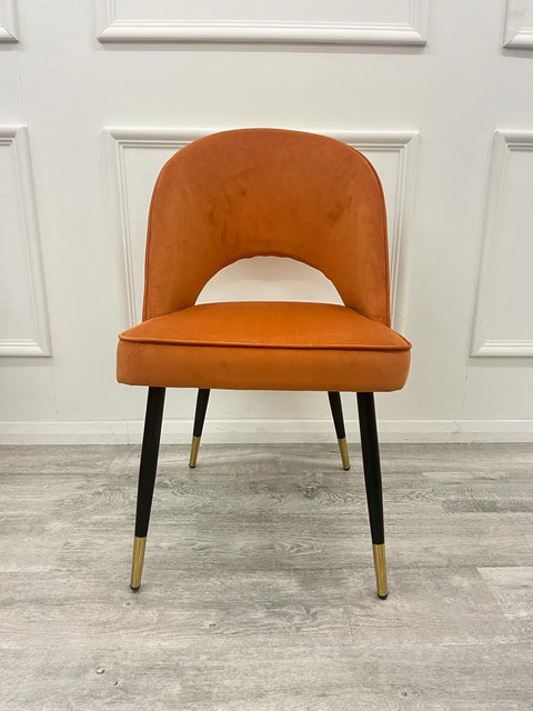 Minimalistic Scandinavian Style Dining Chair with Curved Back and Plush Velvet